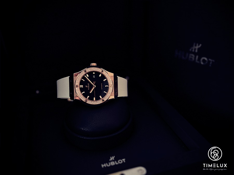 Mẫu đồng hồ Hublot đính đá với khung bằng vàng 18K