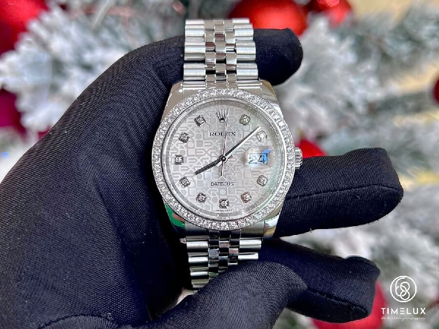 Rolex Sky-Dweller với viền đính kim cương bắt mắt